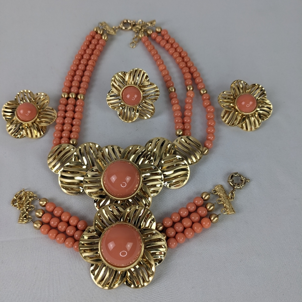 GORGEOUS BEADED NECKLACE SET.